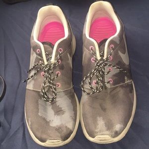 Grey Nike Roshe
